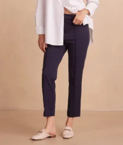 The Everyday Seamed Legging Pant - Midnight 7 The Everyday Seamed Legging Pant - Midnight -Summer Salt Swim Store EverydaySeamedLeggingPant Midnight Detail Crop