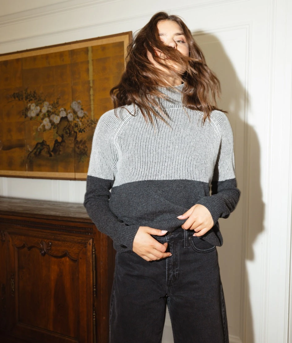 The Luxe Cashmere Blend Two-Tone Sweater - Charcoal 4 The Luxe Cashmere Blend Two-Tone Sweater - Charcoal - Image 4